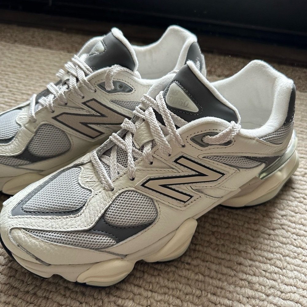 New Balance 9060 Cream and Gray sz 7.5
